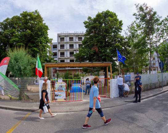 L’Hotel delle Nazioni e a destra il porto canale che separa San Giuliano da piazzale Boscovich