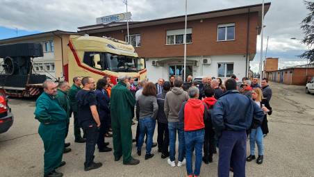 Una manifestazione davanti all’azienda