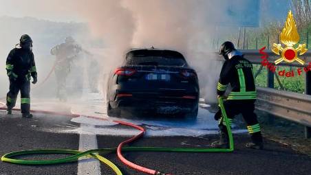 Rimini, auto in fiamme in A14 e traffico rallentato