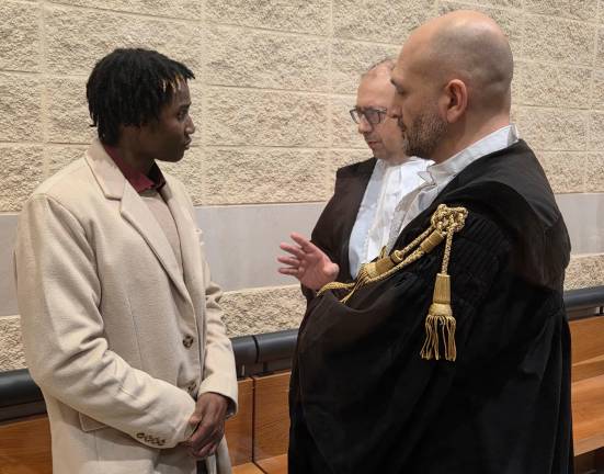 Louis Dassilva oggi in aula con gli avvocati Guidi e Fabbri (Migliorini)