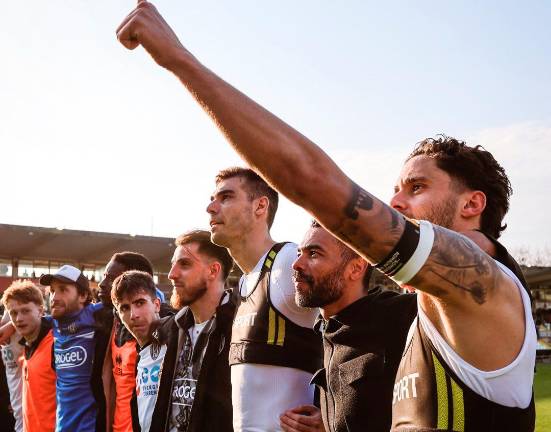 Ashley Cole tra Andrea Ciofi e Giovanni Zaro sotto la curva Mare dopo il successo contro il Catanzaro