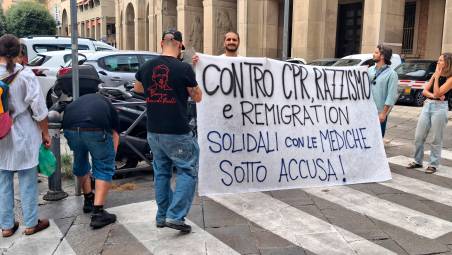 Inchiesta Cpr e medici perquisiti: presidio di protesta in Questura a Bologna