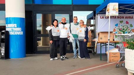 Il presidente della Consulta del quartiere Capanni Luca Maggioli insieme ad alcuni volontari durante la raccolta di settembre