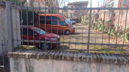 Il parcheggio giudicato abusivo lungo le mura storiche