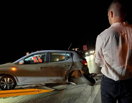 Cesenatico, sbanda sull’Adriatica e travolge una vettura con 5 giovani a bordo