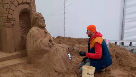 Rimini, il presepe sulla sabbia inizia a prendere forma - Gallery