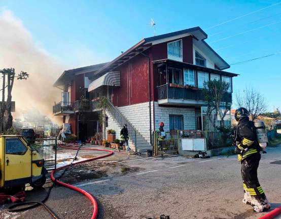 Riccione, incendio nel capanno: intervengono i Vigili del Fuoco - VIDEO GALLERY