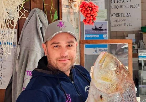Marcello Soldano e Pasquale “Paco” D’Orsi ieri alla pescheria del Mercato coperto