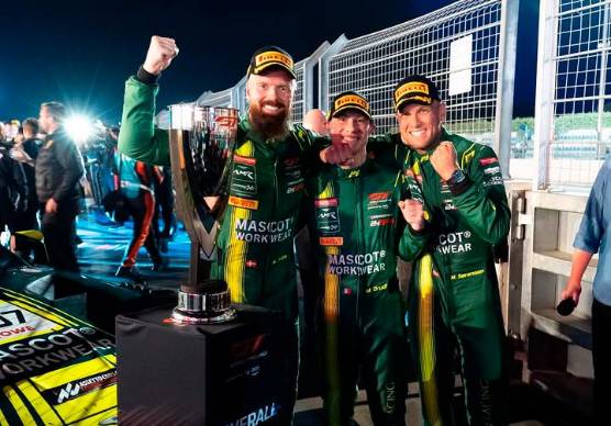 Drudi festeggia con i compagni