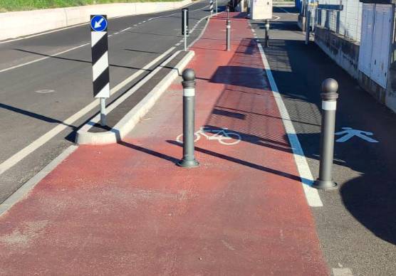 Il paletto lungo la pista ciclabile