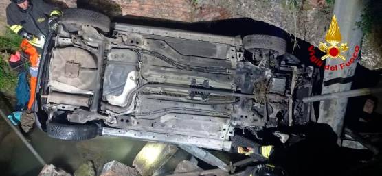 Cesena, incidente nella notte: abbatte un muretto e finisce nel fosso