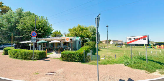 Il chiosco La Sosta, a San Zaccaria. Alle sue spalle il terreno della nuova piadineria