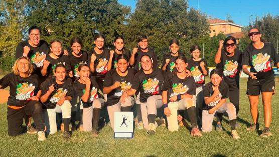 Giocatrici e coach dei Falcons Under 13 neo campioni d’Italia di softball