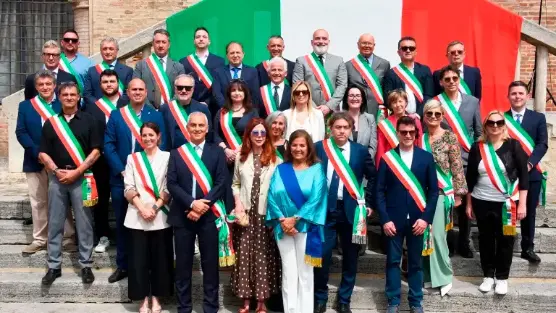 Il sindaco di Pennabilli Mauro Giannini (a sinistra) in camicia nera