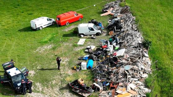 Bagno di Romagna, dalle auto ai frigoriferi: scoperta una maxi-discarica abusiva