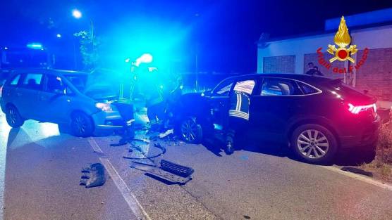 Cesena, incidente: scontro frontale nella notte in via Dismano, tre feriti
