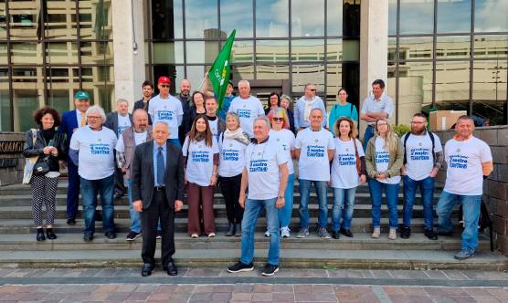 Treni, quadruplicamento linea Bologna-Castelbolognese, protesta davanti alla Regione: “L’opera va fatta, ma non così”