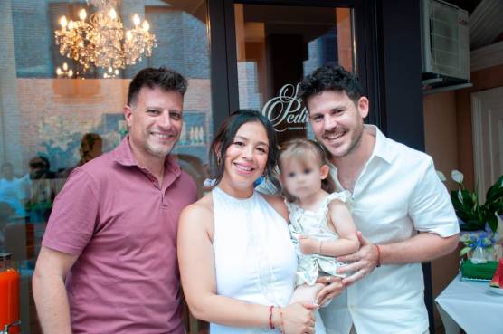 Ana Elias Guevara e famiglia davanti al nuovo “Studio Pedicure”, a sinistra il sindaco Filippo Sacchetti