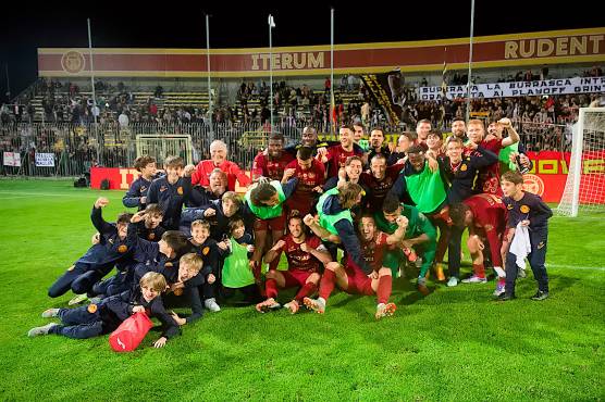 Il Ravenna festeggia dopo la vittoria contro la Vis Pesaro al Benelli (foto Fiorentini)