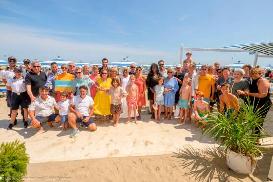 “I nostri mille anni nella stessa spiaggia a Riccione”: premiate 15 famiglie innamorate della Riviera