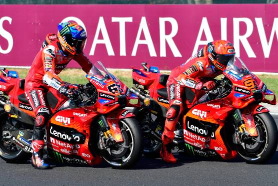Pecco Bagnaia e Marc Marquez provano la partenza (foto Alberto Fini)