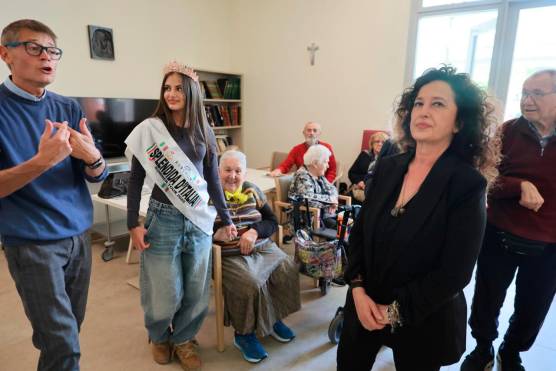 Cesena, vince il concorso di bellezza e va a festeggiare dai suoi “nonnini” del Don Baronio, dove ha svolto il tirocinio - Gallery