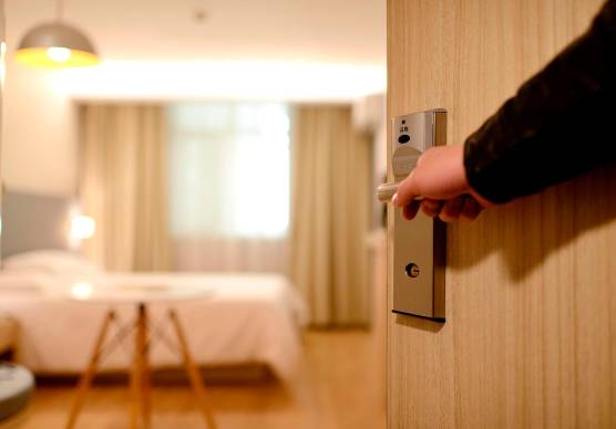 Milano Marittima, irruzione in stile “Miami Vice”: rapinò i turisti in hotel fingendo una retata dei Carabinieri, condannato a 2 anni