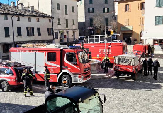 Alcuni dei mezzi impegnati per le ricerche del 36enne nella piazza principale di Pennabilli