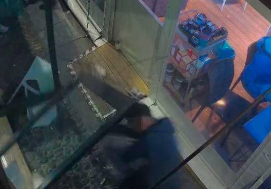 Lugo, panico al Pavaglione: “Niente alcol, sei già ubriaco”. E lui sfascia il bar per vendicarsi
