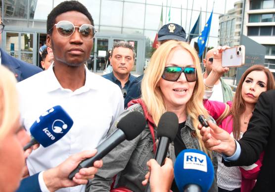 Louis Dassilva con Roberta Bruzzone davanti al tribunale di Rimini