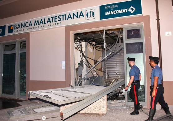 I danni provocati dai banditi e le forze dell’ordine sul posto (foto e video Manuel Migliorini)