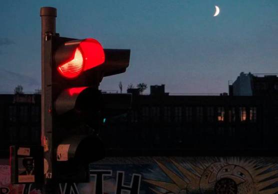 Rimini, in troppi passano col rosso: ben 1.405 sanzioni nelle prime 15 settimane del 2026