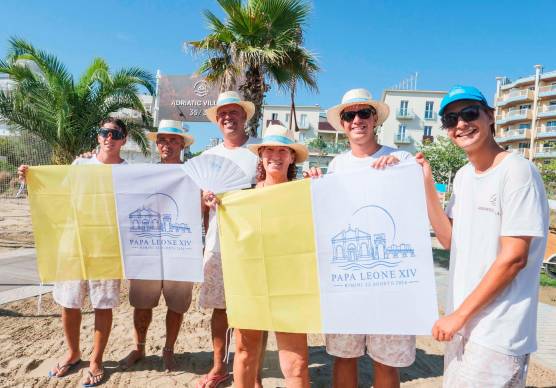 Papa Leone a Rimini: in spiaggia spuntano le bandiere di benvenuto