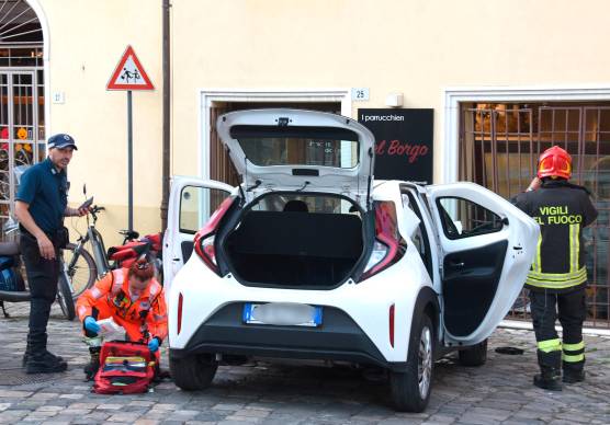 L’auto che si è schiantata contro la vetrina di un negozio (Foto manuel Migliorini)