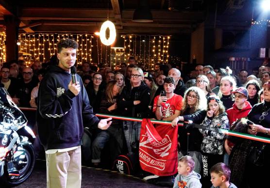Marco Bezzecchi in mezzo ai suoi tifosi al Rockisland (foto Tommaso Morosetti)
