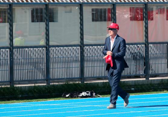 Giorgio Grassi sulla pista di atletica del Romeo Neri durante gli anni di presidenza del Rimini Fc