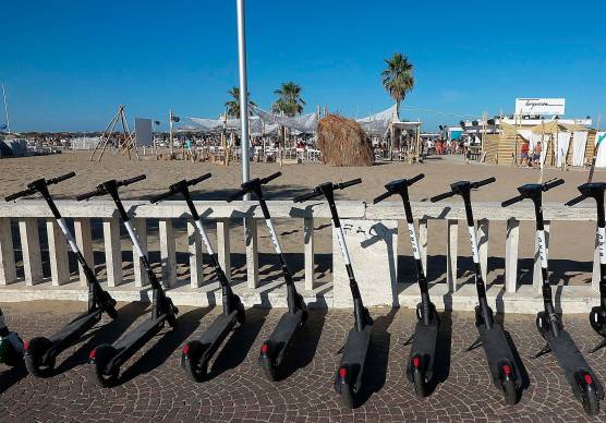 Monopattini sul lungomare di Rimini