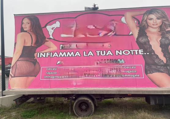 Il camion vela esposto sulla via Emilia nei pressi della rotonda di Panighina di Bertinoro