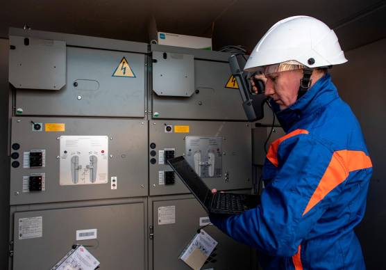 Un tecnico di Enel al lavoro