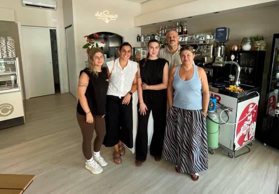 La titolare al centro con madre, sorella e rappresentanti di Confartigianato e Cristina Ghera e Fabio Branchetti