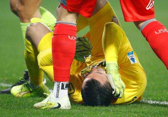Il portiere della Cremonese stordito dal petardo (Foto La Provincia di Cremona)