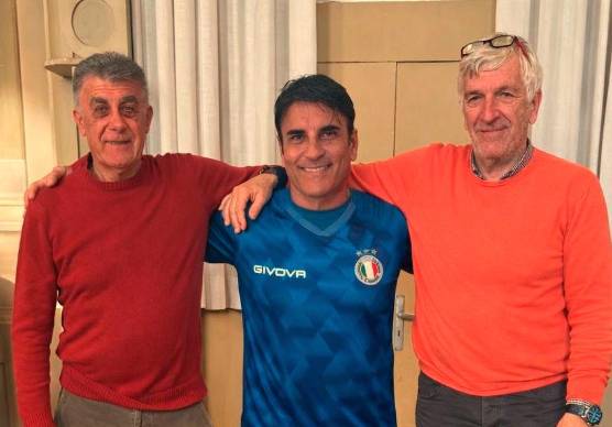 Vince da Vinci in mezzo a Franco Sirotti, fratello di Silver, e Franco Pardolesi presidente del Club Forza Forlì