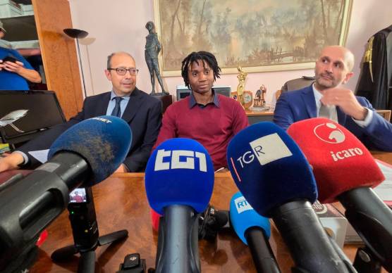 Louis Dassilva tra i suoi difensori (Foto servizio Manuel Migliorini)