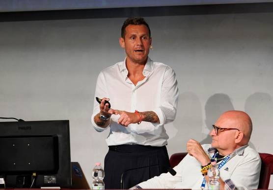 Alessandro Diamanti con il segretario del settore tecnico Paolo Piani durante la coaching convention di un mese fa a Rimini Wellness
