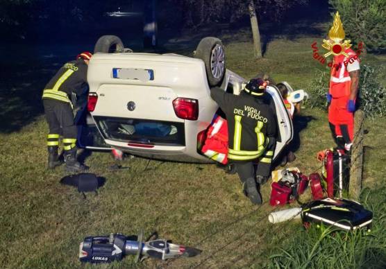 Cesena, incidente: si ribalta con l’auto e finisce in ospedale