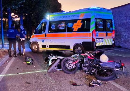 Rimini. Violento frontale in centro tra uno scooter e un motard: due feriti