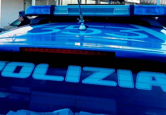 Rimini, chiede informazioni per il bagno, ma viene aggredito e rapinato a Marina Centro: arrestato un uomo