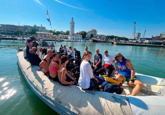 Ugo Coppola, a sinistra con la mano in segno di saluto, alla partenza da Rimini per il Paguro