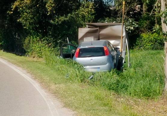 L’auto finita fuori strada (Fotoservizio Massimo Fiorentini)