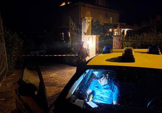 I carabinieri davanti alla villetta dove è stata uccisa la donna (foto Manuel Migliorini)